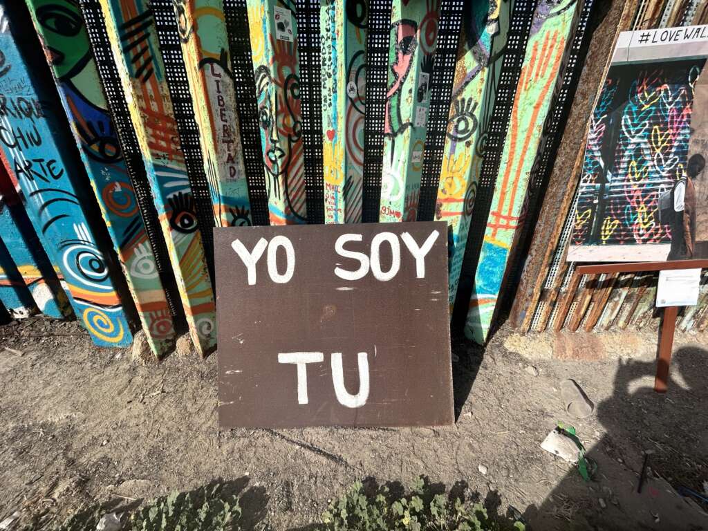 photograph of a sign displaying "Yo Soy Tu"